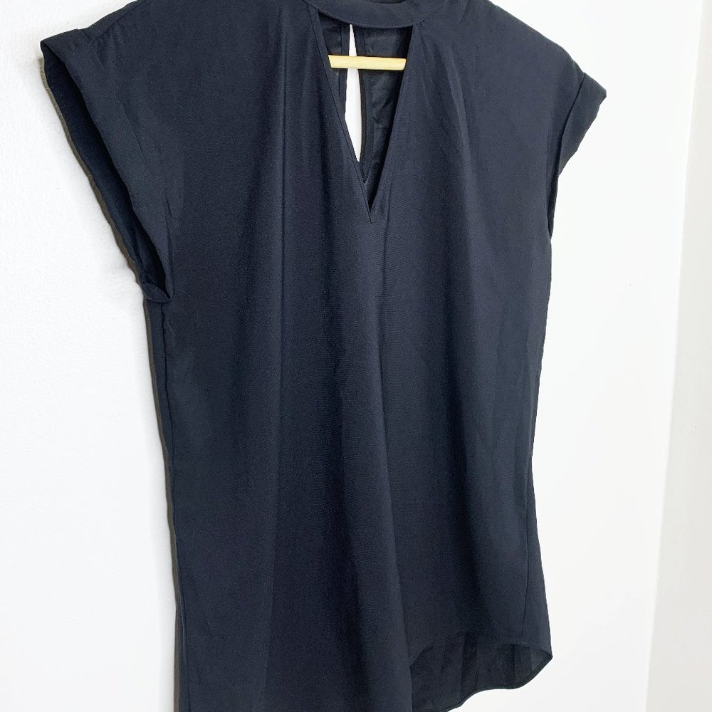 Express - Black Keyhole Top - Picture 2 of 3